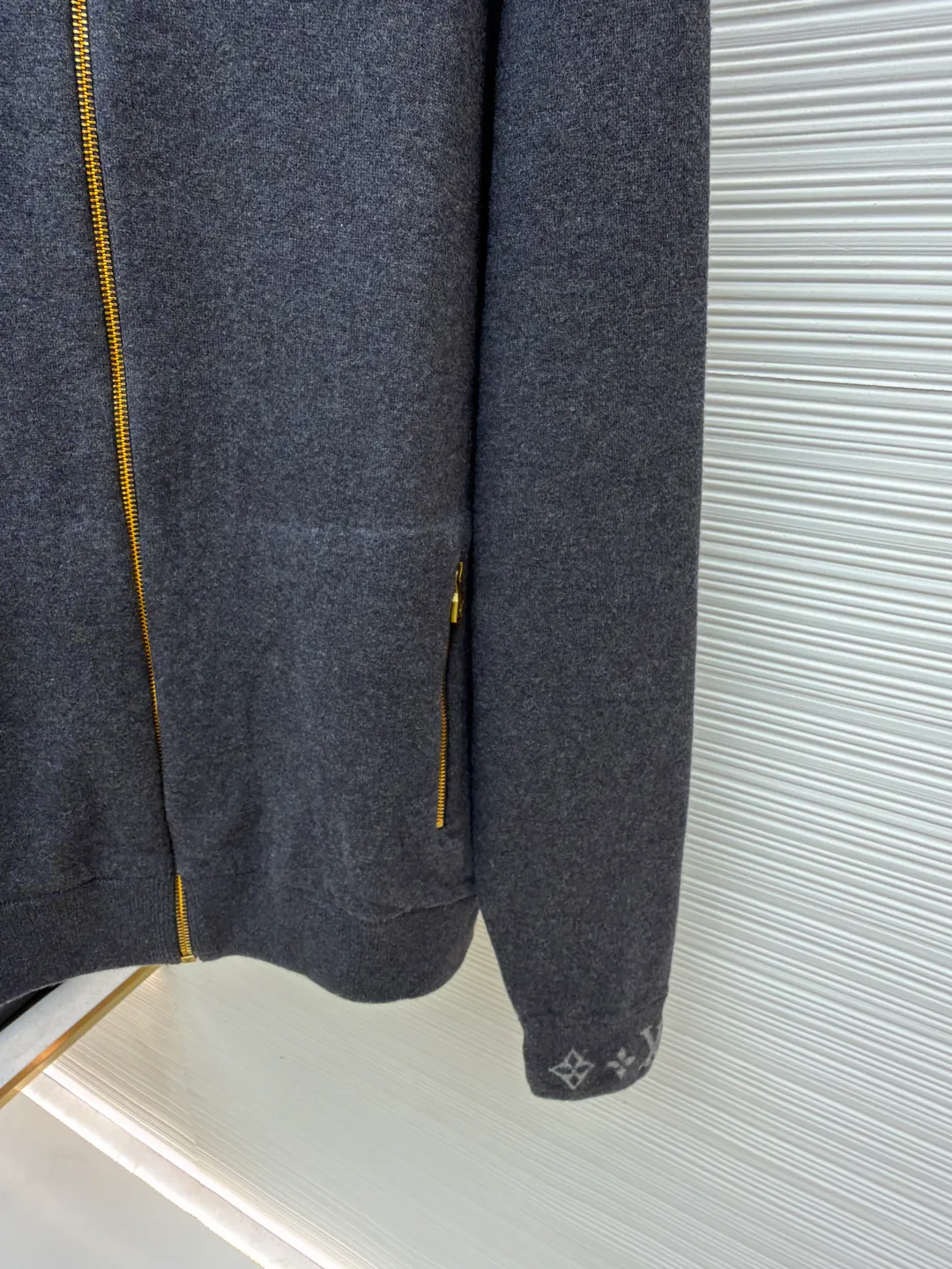 LOUIS VUITTON Wool knitted printed stand collar long sleeves ●Original version: purchased and developed by 16288 ●Item number: 1681616-C05 ●Fabric: wool blended fabric ●Technology: knitted ●Color: gray ●Version: fitted version ●Weight: about 665 grams ●Size: S-M-L-XL ●Description: Made of selected wool blended fabric, it feels soft and delicate and has good warmth retention. After special washing process, it presents a unique aged texture and soft color. The three-dimensional tailoring fits the body shape, and the stand-up collar design with smooth zipper closure makes it neat and stylish to wear. The collar and cuffs are decorated with the brand's iconic Monogram jacquard pattern, with exquisite details that highlight the brand's identity. The body of the garment adopts flat-turn open-stitching technology, the stitches are even and flat, and the lines are clear and smooth. The pockets on both sides are designed to be practical and beautiful, and the edges are reinforced to ensure durability. The ribbed design on the hem and cuffs is both windproof and warm and can modify your figure. The entire jacket embodies Louis Vuitton's ultimate pursuit of quality and craftsmanship from fabric selection, tailoring to detail processing. It not only retains the elegant style of classic items, but also incorporates modern design language, making it suitable for various occasions and showing a low-key and luxurious fashion attitude. The overall wiring is straight and delicate, the fabric is comfortable and soft, and the color is consistent without color difference. It can be matched with the same style to create a fashionable look and control various occasions. Customized accessories, complete with three standards, same style for men and women!